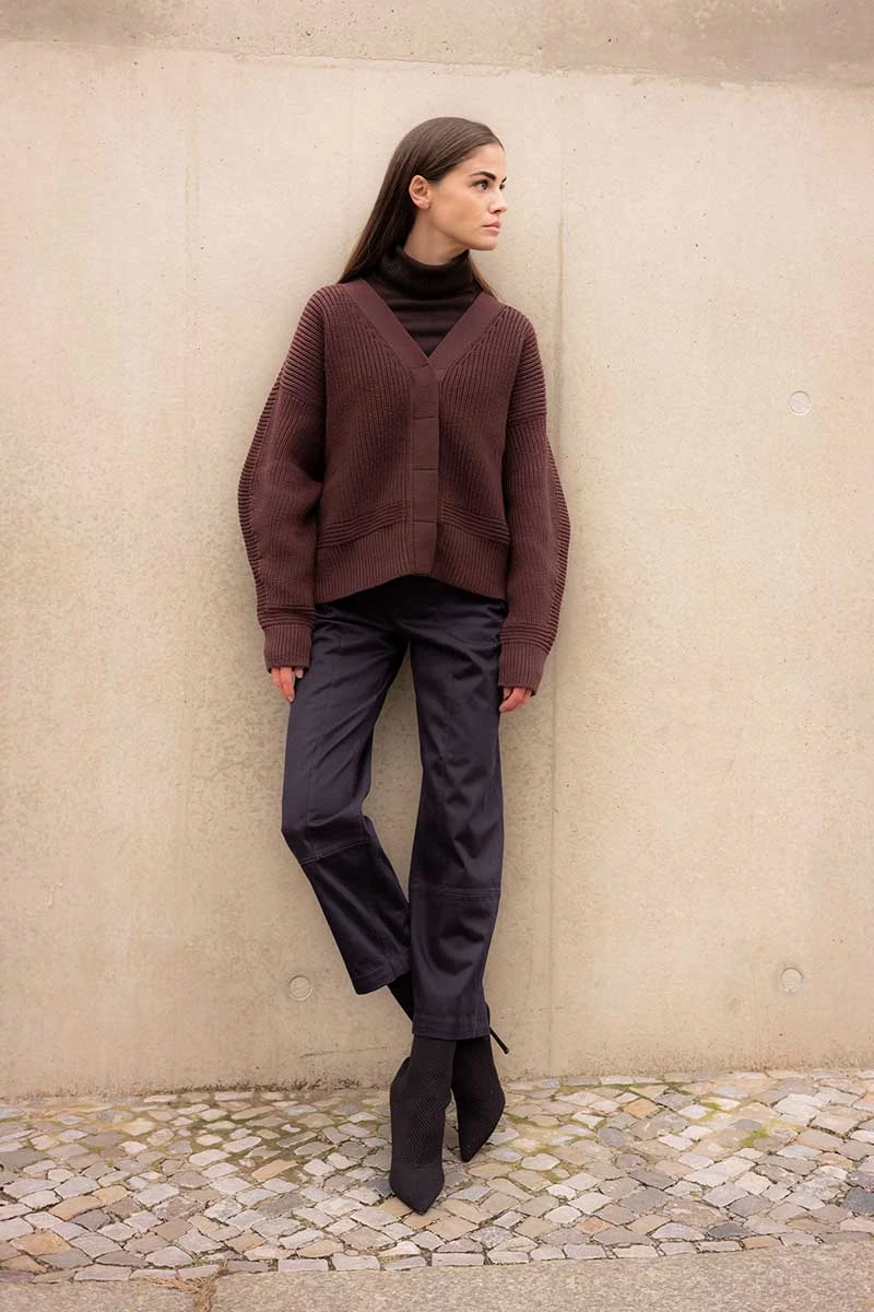 Lisa Tomaschewsky in brauner Jacke