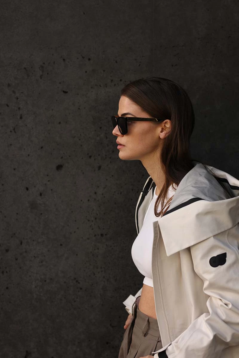 Lisa Tomaschewsky in weißer Jacke