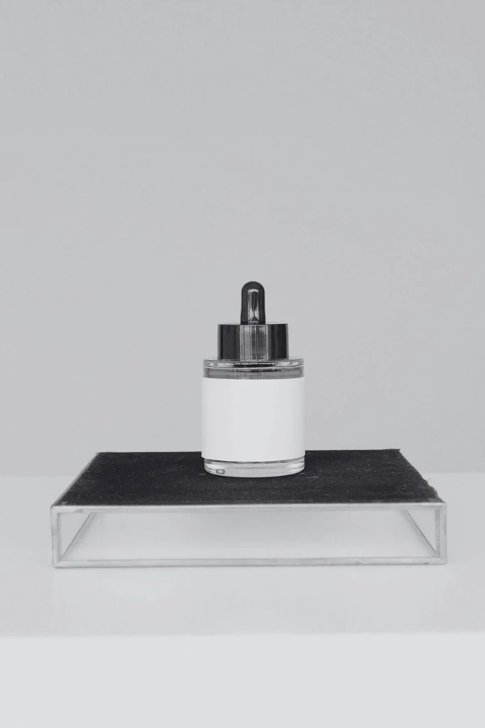 Flakon auf kleinem Display-Bänkchen